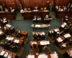 La Cámara de Senadores convirtió en ley el proyecto que modifica la actual Ley de Ministerios por 19 votos positivos y 13 negativos. Los senadores de los dos bloques radicales (UCR y Arturo Illia), el PRO y el PD votaron por la negativa.